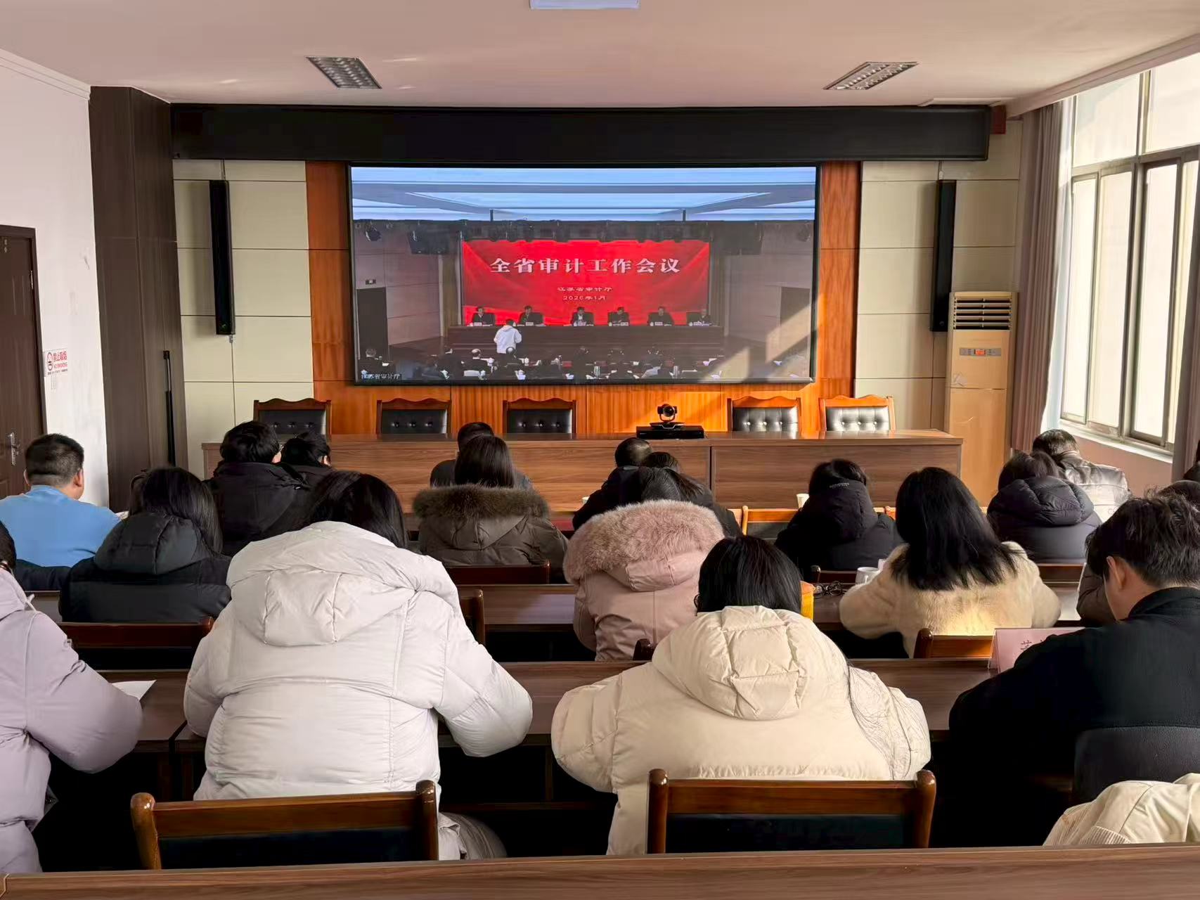 组织全体干部职工收听收看全省审计工作视频会议.jpg