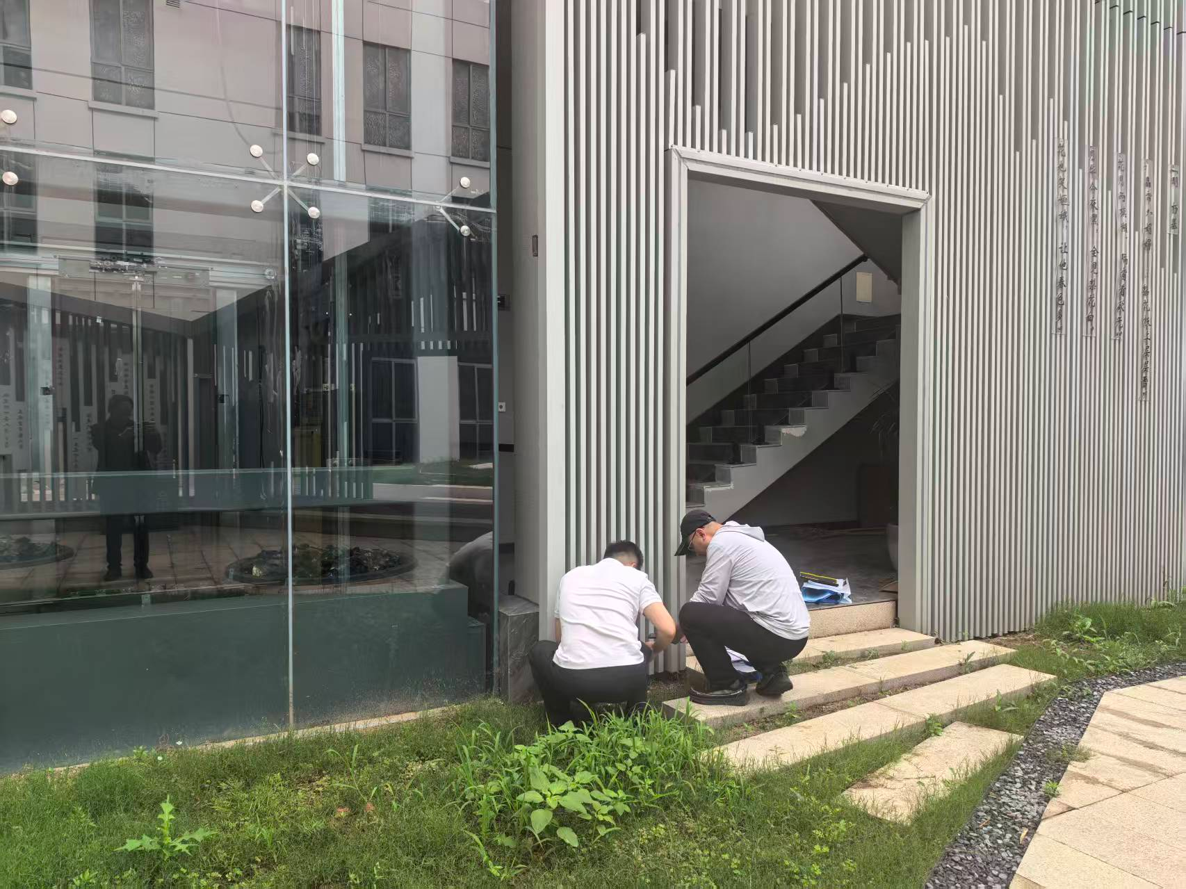 图为审计人员在审计项目现场进行勘查、测量取证.png