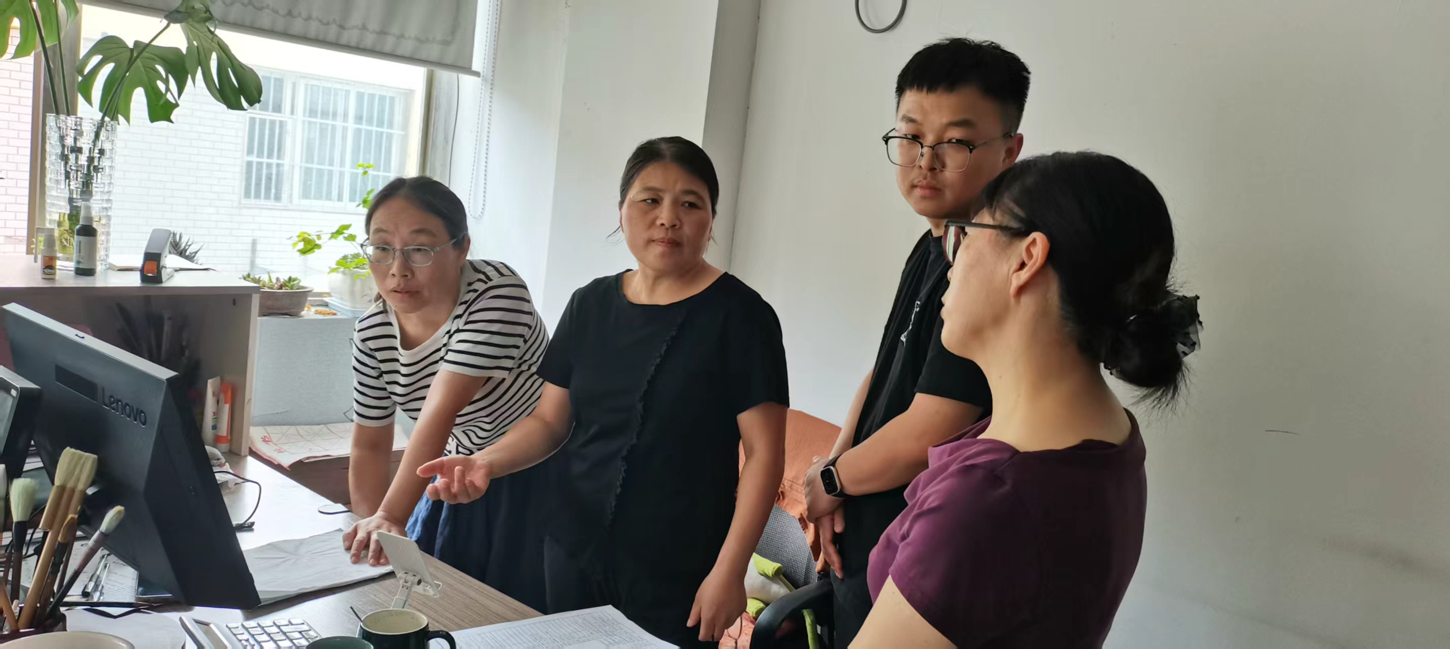 （图为审计人员在文化馆现场了解情况）.jpg