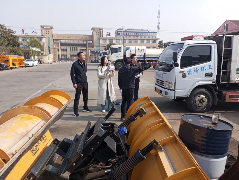 图为审计人员核查特种车辆现场3.jpg