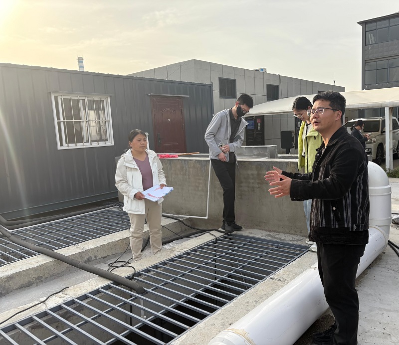 图为审计人员现场查看新建的泵站2.jpg