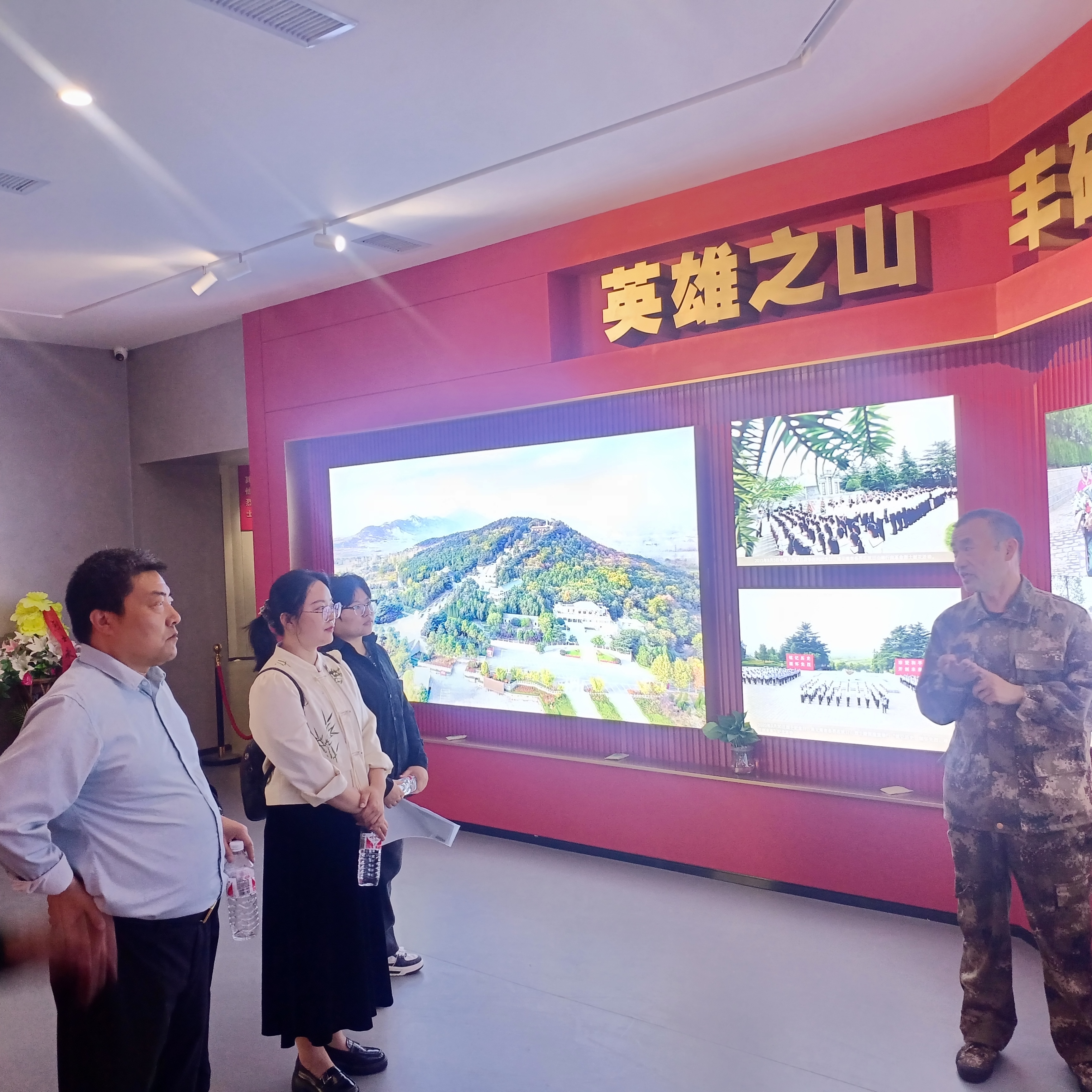 图为审计人员现场查看纪念馆布展现场.jpg